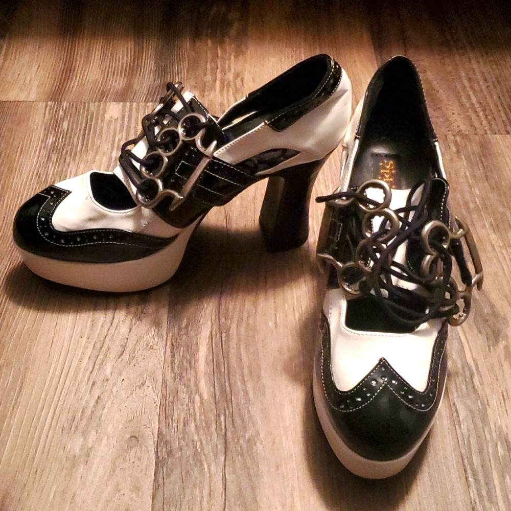 SPIRIT HALLOWEEN BLACK & WHITE HIGH HEELS SZ 9